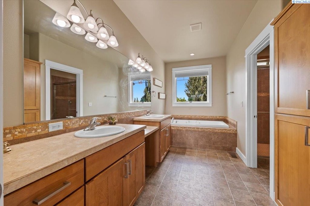 Prosser, Washington, 99350, United States, 5 Bedrooms Bedrooms, ,2.5 BathroomsBathrooms,Residential,Forsale,1964323