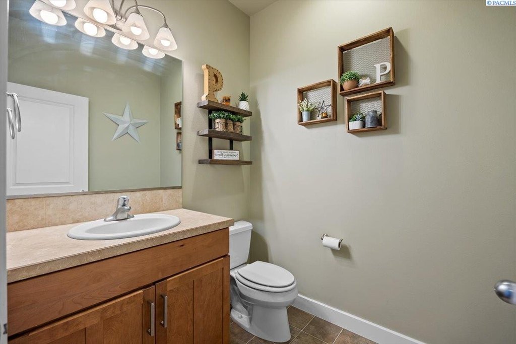 Prosser, Washington, 99350, United States, 5 Bedrooms Bedrooms, ,2.5 BathroomsBathrooms,Residential,Forsale,1964323