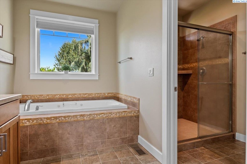 Prosser, Washington, 99350, United States, 5 Bedrooms Bedrooms, ,2.5 BathroomsBathrooms,Residential,Forsale,1964323