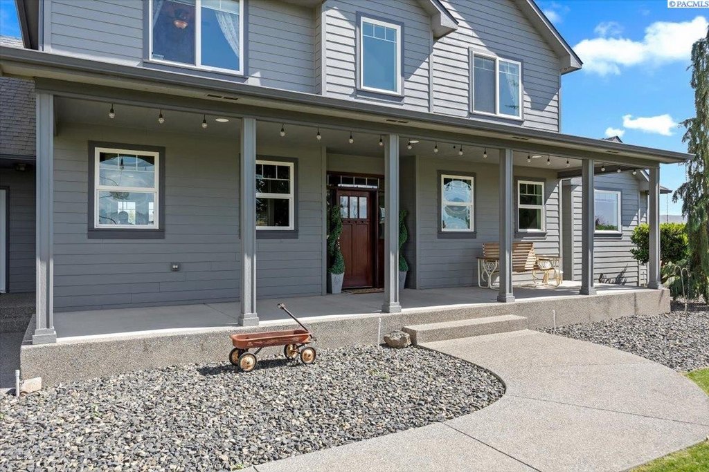 Prosser, Washington, 99350, United States, 5 Bedrooms Bedrooms, ,2.5 BathroomsBathrooms,Residential,Forsale,1964323