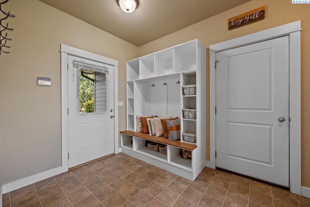 Prosser, Washington, 99350, United States, 5 Bedrooms Bedrooms, ,2.5 BathroomsBathrooms,Residential,Forsale,1964323