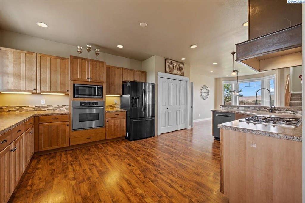 Prosser, Washington, 99350, United States, 5 Bedrooms Bedrooms, ,2.5 BathroomsBathrooms,Residential,Forsale,1964323