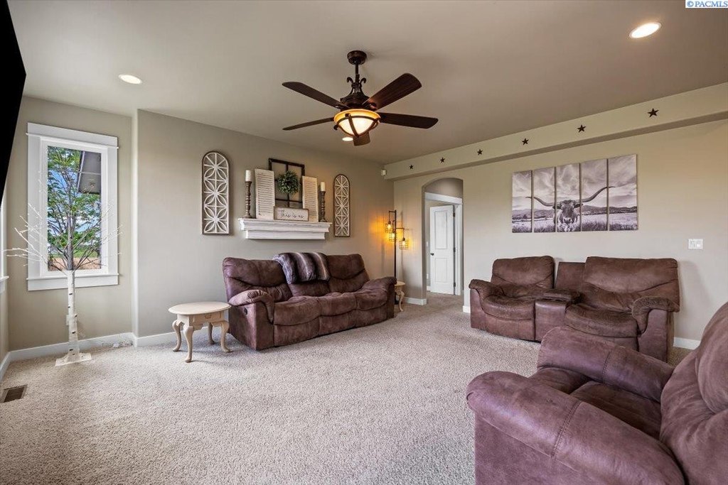 Prosser, Washington, 99350, United States, 5 Bedrooms Bedrooms, ,2.5 BathroomsBathrooms,Residential,Forsale,1964323