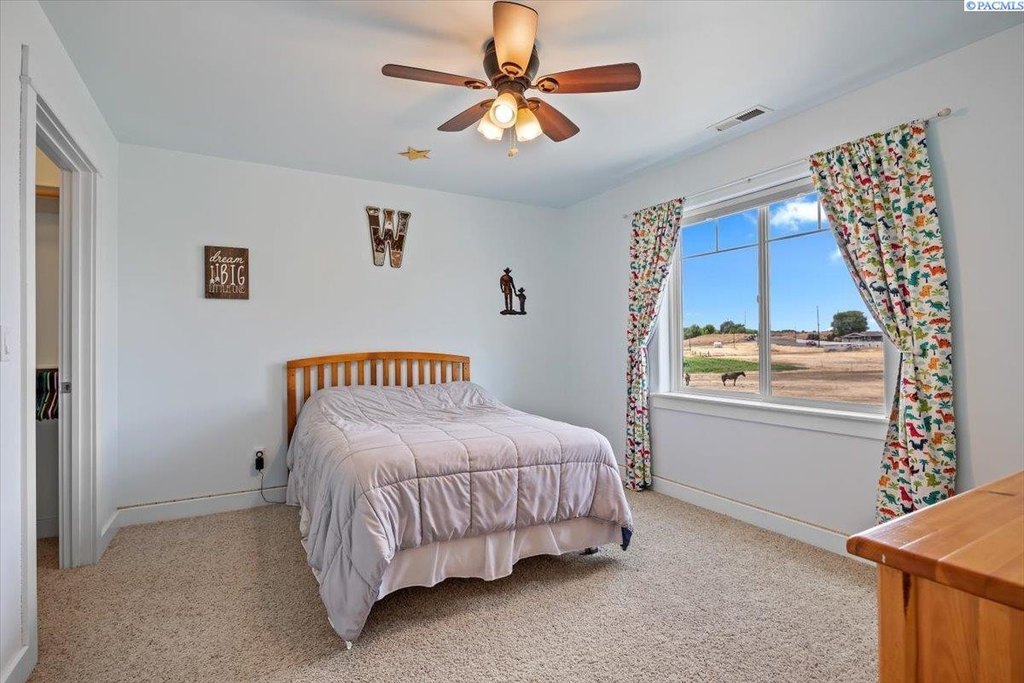 Prosser, Washington, 99350, United States, 5 Bedrooms Bedrooms, ,2.5 BathroomsBathrooms,Residential,Forsale,1964323