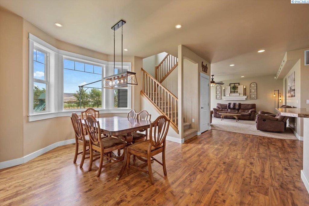 Prosser, Washington, 99350, United States, 5 Bedrooms Bedrooms, ,2.5 BathroomsBathrooms,Residential,Forsale,1964323