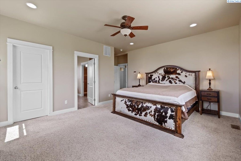 Prosser, Washington, 99350, United States, 5 Bedrooms Bedrooms, ,2.5 BathroomsBathrooms,Residential,Forsale,1964323