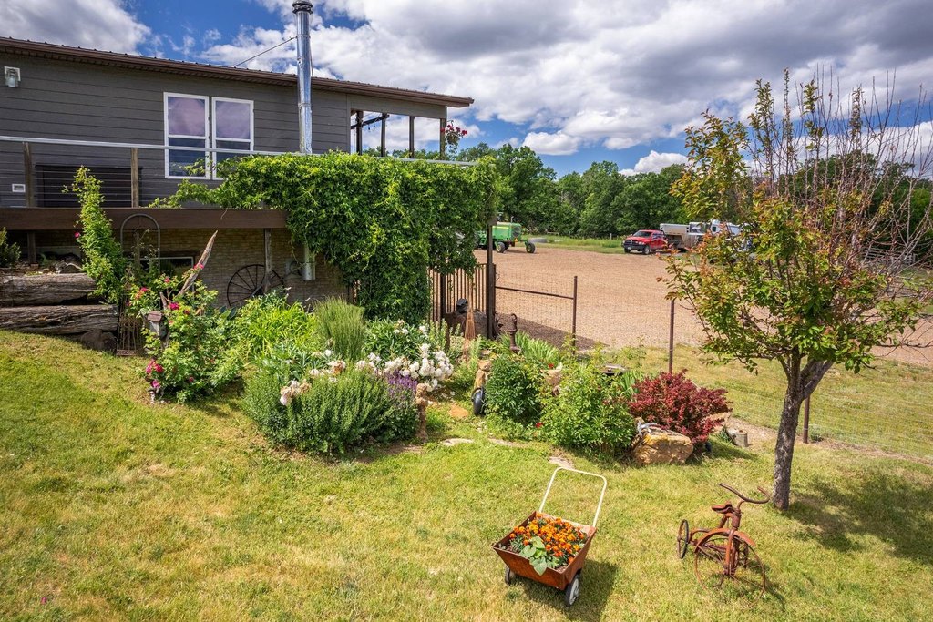 Hulett, Wyoming, 82720, United States, 4 Bedrooms Bedrooms, ,3 BathroomsBathrooms,Residential,Forsale,2004327