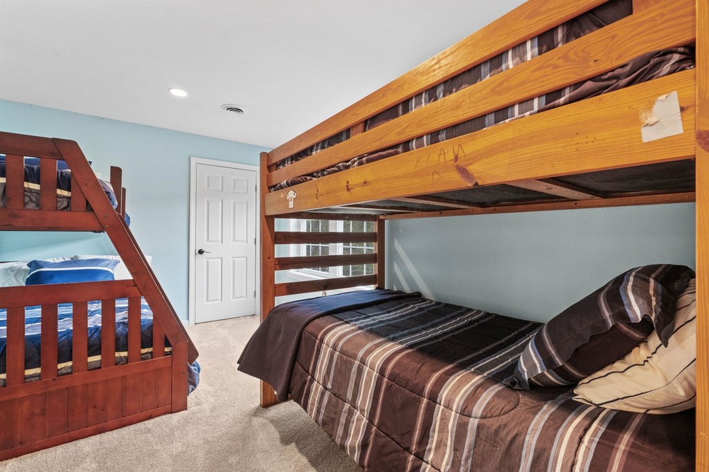 Moultonborough, New Hampshire, 03254, United States, 5 Bedrooms Bedrooms, ,5.5 BathroomsBathrooms,Residential,Forsale,1952907