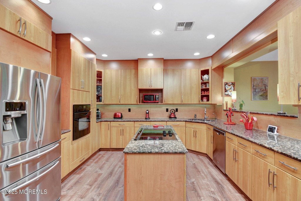 Holmdel, New Jersey, 07733, United States, 5 Bedrooms Bedrooms, ,6.5 BathroomsBathrooms,Residential,Forsale,1892970