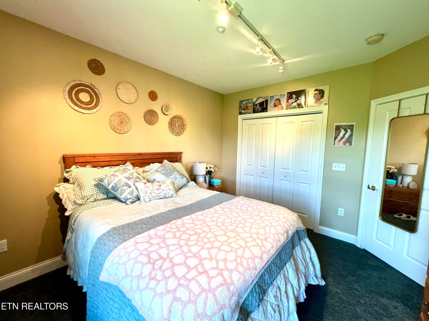 Dandridge, Tennessee, 37725, United States, 3 Bedrooms Bedrooms, ,2 BathroomsBathrooms,Residential,Forsale,2009018