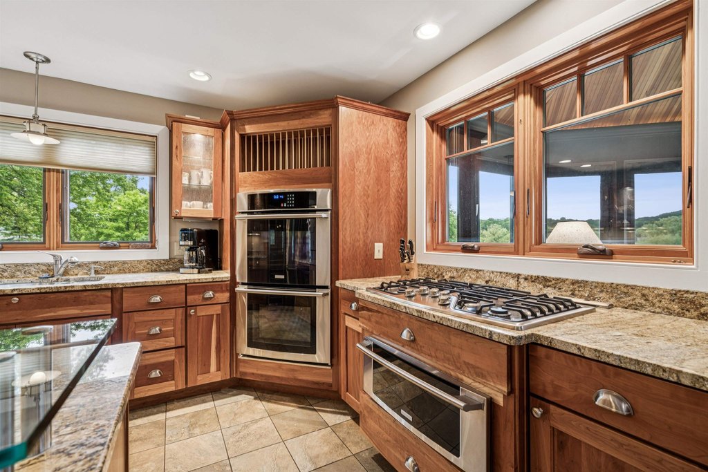 Hartford, Vermont, 05059, United States, 3 Bedrooms Bedrooms, ,3.5 BathroomsBathrooms,Residential,Forsale,1999504