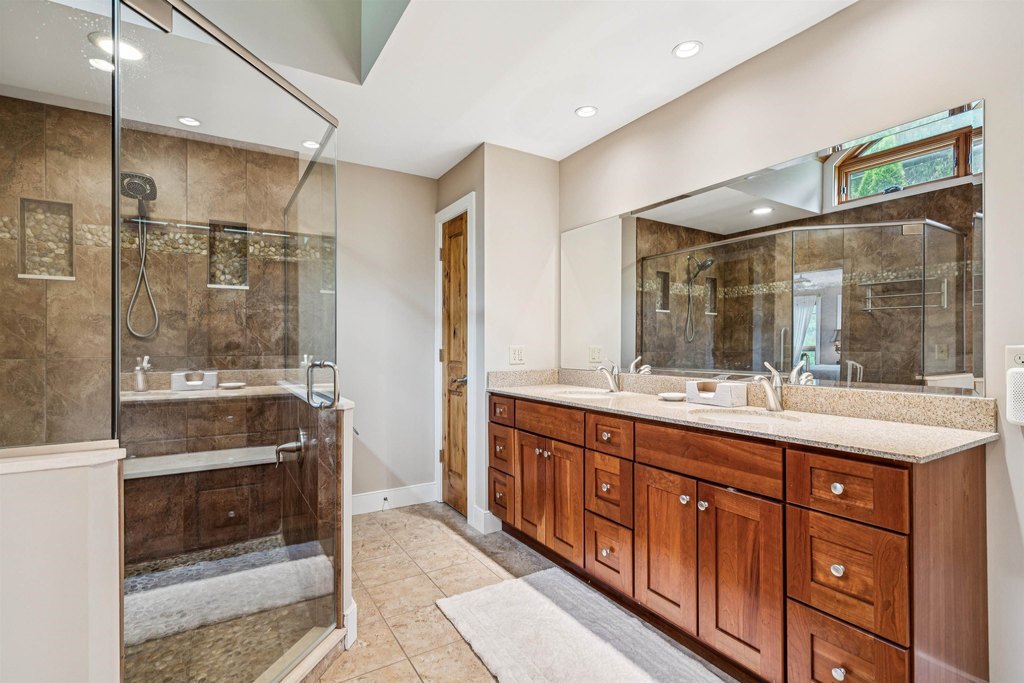 Hartford, Vermont, 05059, United States, 3 Bedrooms Bedrooms, ,3.5 BathroomsBathrooms,Residential,Forsale,1999504