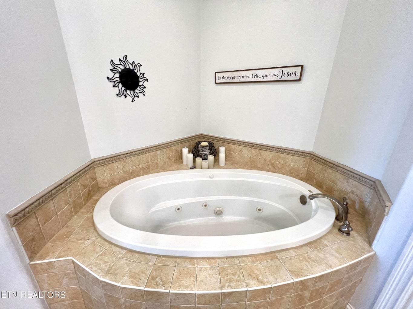 Dandridge, Tennessee, 37725, United States, 3 Bedrooms Bedrooms, ,2 BathroomsBathrooms,Residential,Forsale,2009018