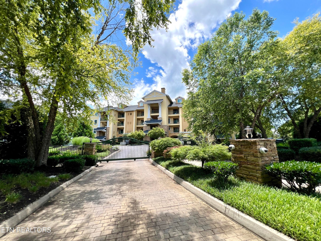 Dandridge, Tennessee, 37725, United States, 3 Bedrooms Bedrooms, ,2 BathroomsBathrooms,Residential,Forsale,2009018