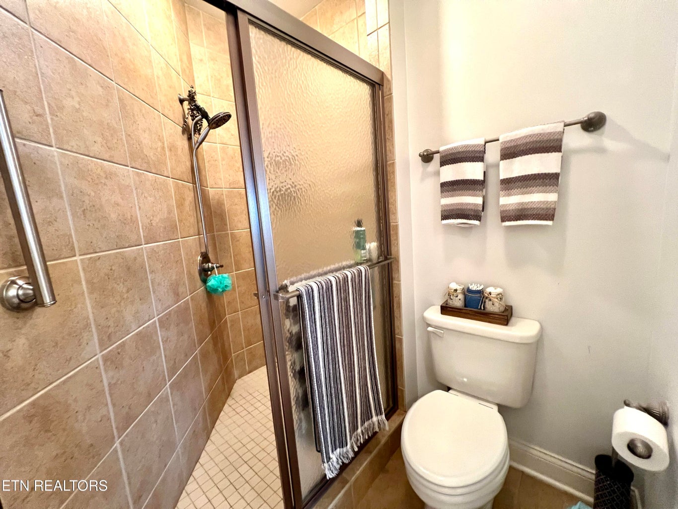 Dandridge, Tennessee, 37725, United States, 3 Bedrooms Bedrooms, ,2 BathroomsBathrooms,Residential,Forsale,2009018