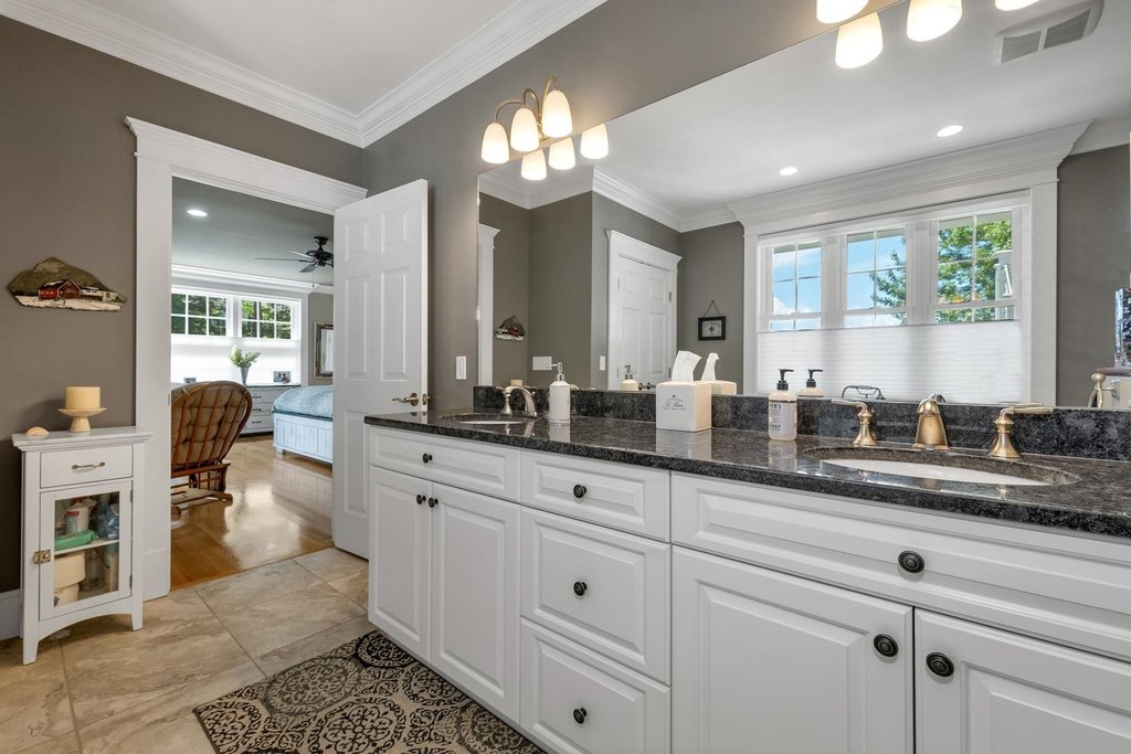 Alton, New Hampshire, 03810, United States, 2 Bedrooms Bedrooms, ,3.5 BathroomsBathrooms,Residential,Forsale,1909916