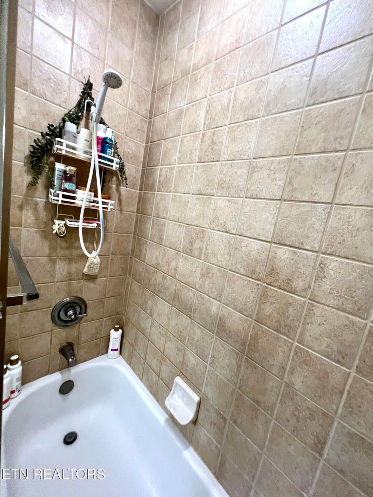 Dandridge, Tennessee, 37725, United States, 3 Bedrooms Bedrooms, ,2 BathroomsBathrooms,Residential,Forsale,2009018