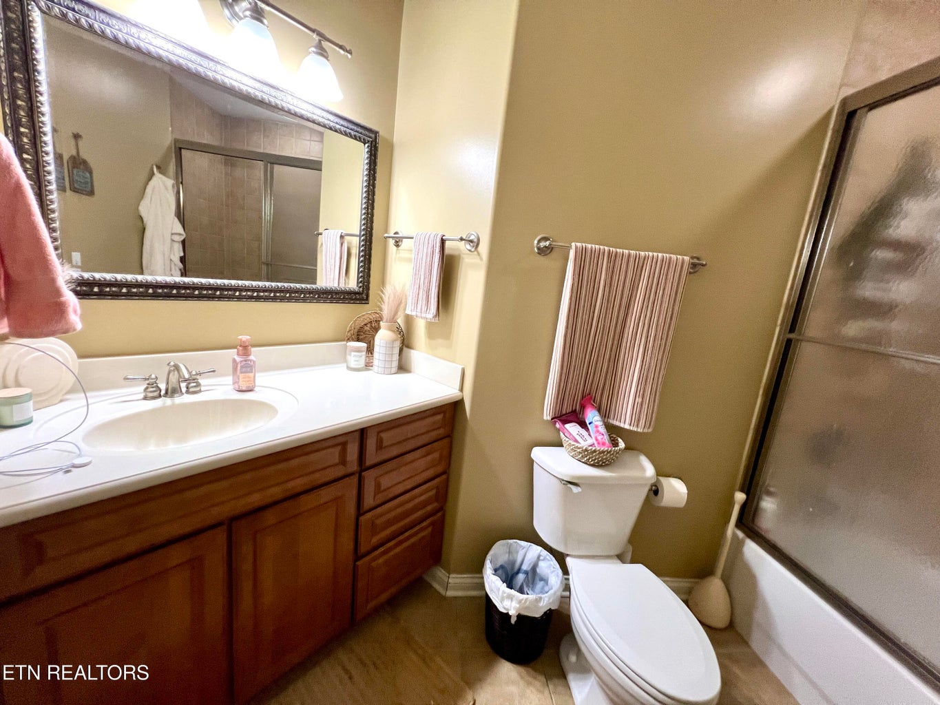 Dandridge, Tennessee, 37725, United States, 3 Bedrooms Bedrooms, ,2 BathroomsBathrooms,Residential,Forsale,2009018