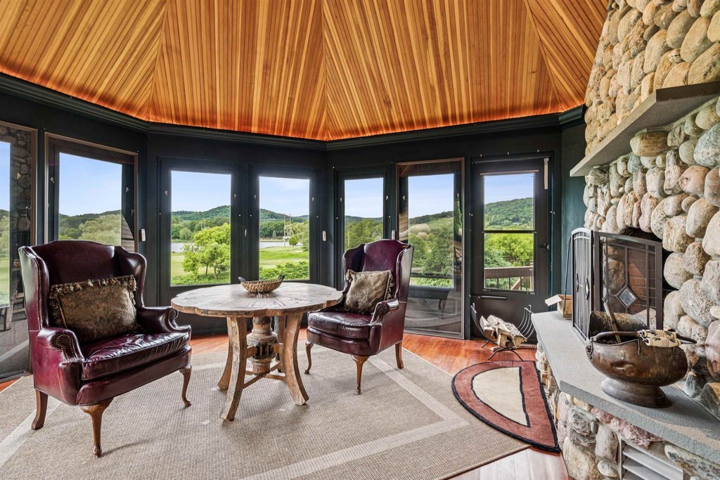 Hartford, Vermont, 05059, United States, 3 Bedrooms Bedrooms, ,3.5 BathroomsBathrooms,Residential,Forsale,1999504