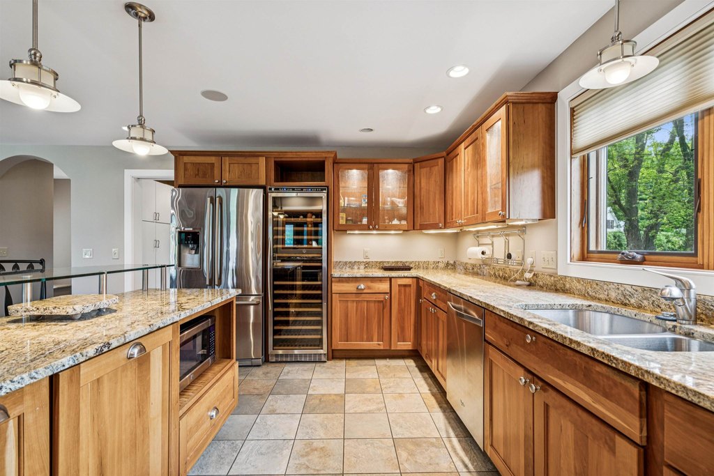 Hartford, Vermont, 05059, United States, 3 Bedrooms Bedrooms, ,3.5 BathroomsBathrooms,Residential,Forsale,1999504