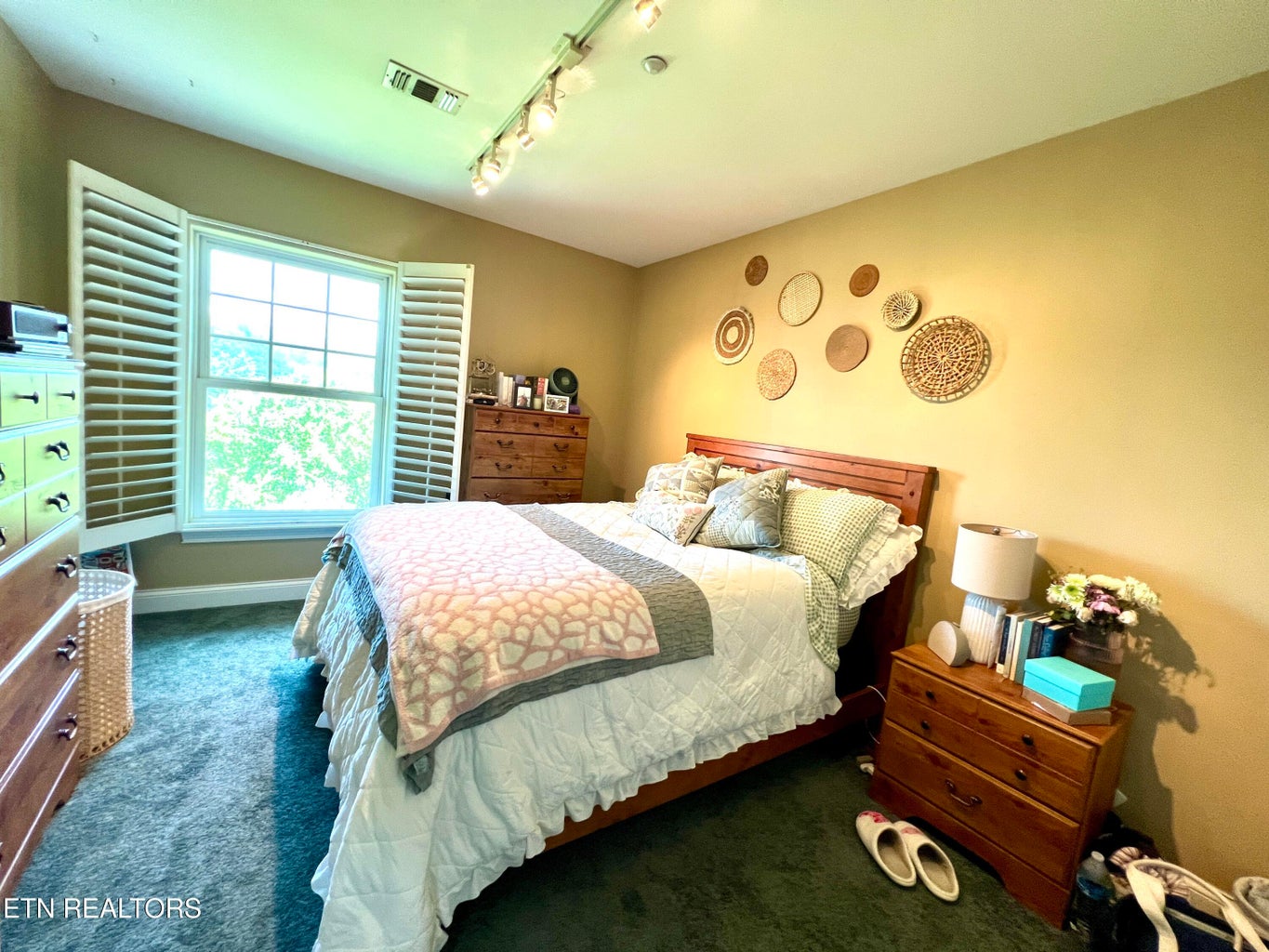 Dandridge, Tennessee, 37725, United States, 3 Bedrooms Bedrooms, ,2 BathroomsBathrooms,Residential,Forsale,2009018