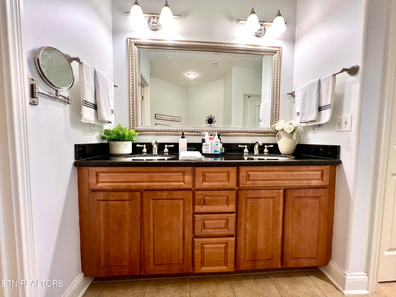 Dandridge, Tennessee, 37725, United States, 3 Bedrooms Bedrooms, ,2 BathroomsBathrooms,Residential,Forsale,2009018