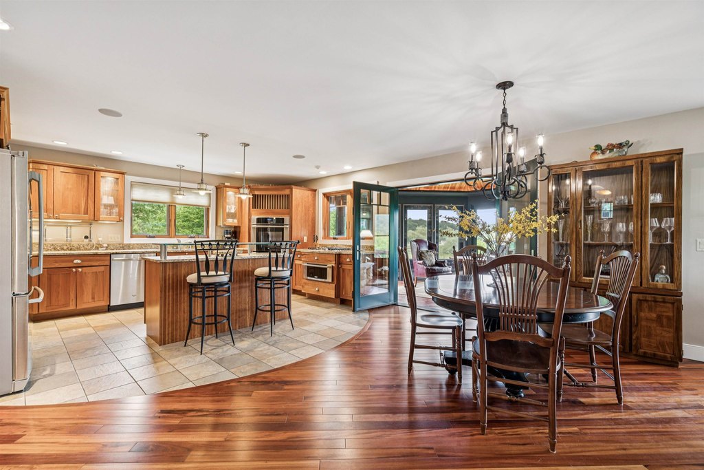 Hartford, Vermont, 05059, United States, 3 Bedrooms Bedrooms, ,3.5 BathroomsBathrooms,Residential,Forsale,1999504