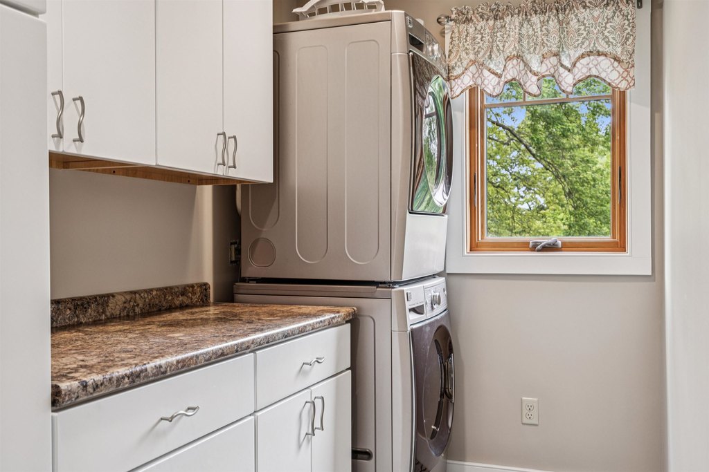 Hartford, Vermont, 05059, United States, 3 Bedrooms Bedrooms, ,3.5 BathroomsBathrooms,Residential,Forsale,1999504