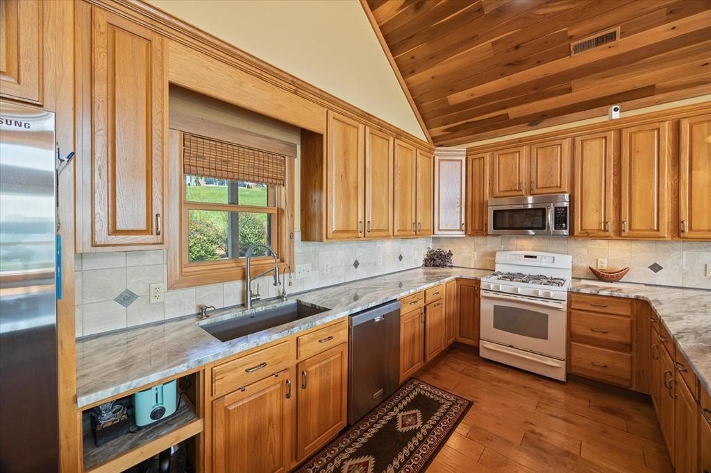 Hilham, Tennessee, 38568, United States, 4 Bedrooms Bedrooms, ,3 BathroomsBathrooms,Residential,Forsale,1929824