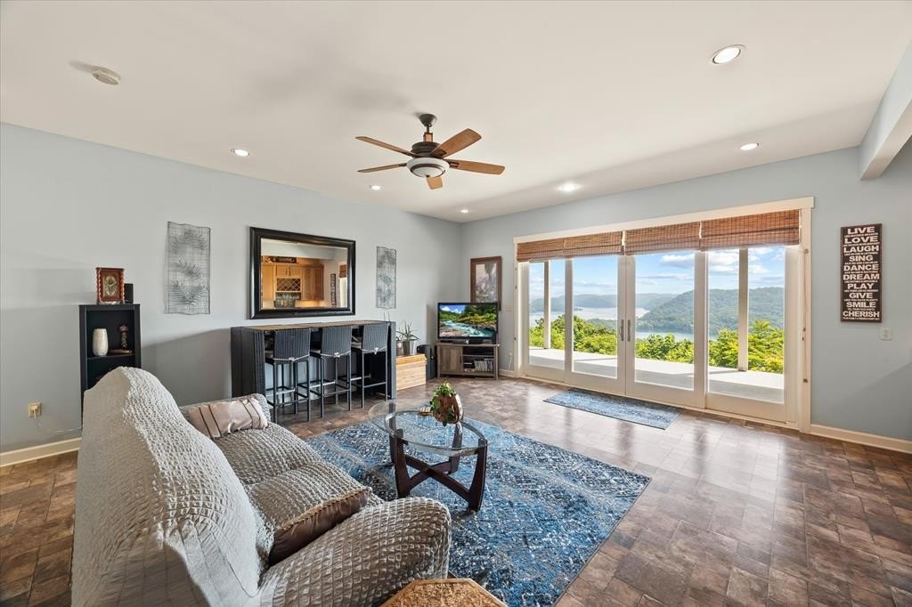 Hilham, Tennessee, 38568, United States, 4 Bedrooms Bedrooms, ,3 BathroomsBathrooms,Residential,Forsale,1929824