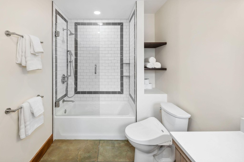 Essex, New York, 12936, United States, 6 Bedrooms Bedrooms, ,4.5 BathroomsBathrooms,Residential,Forsale,1953152