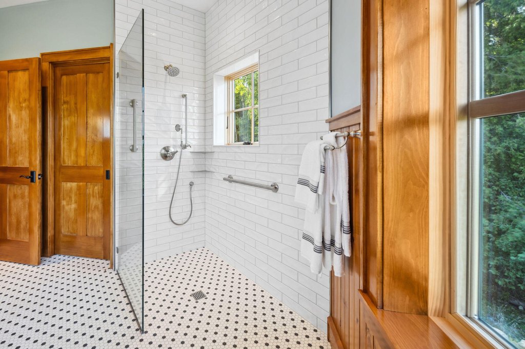 Essex, New York, 12936, United States, 6 Bedrooms Bedrooms, ,4.5 BathroomsBathrooms,Residential,Forsale,1953152