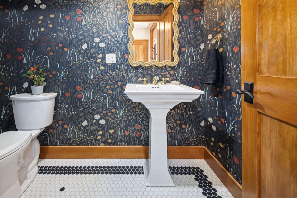 Essex, New York, 12936, United States, 6 Bedrooms Bedrooms, ,4.5 BathroomsBathrooms,Residential,Forsale,1953152