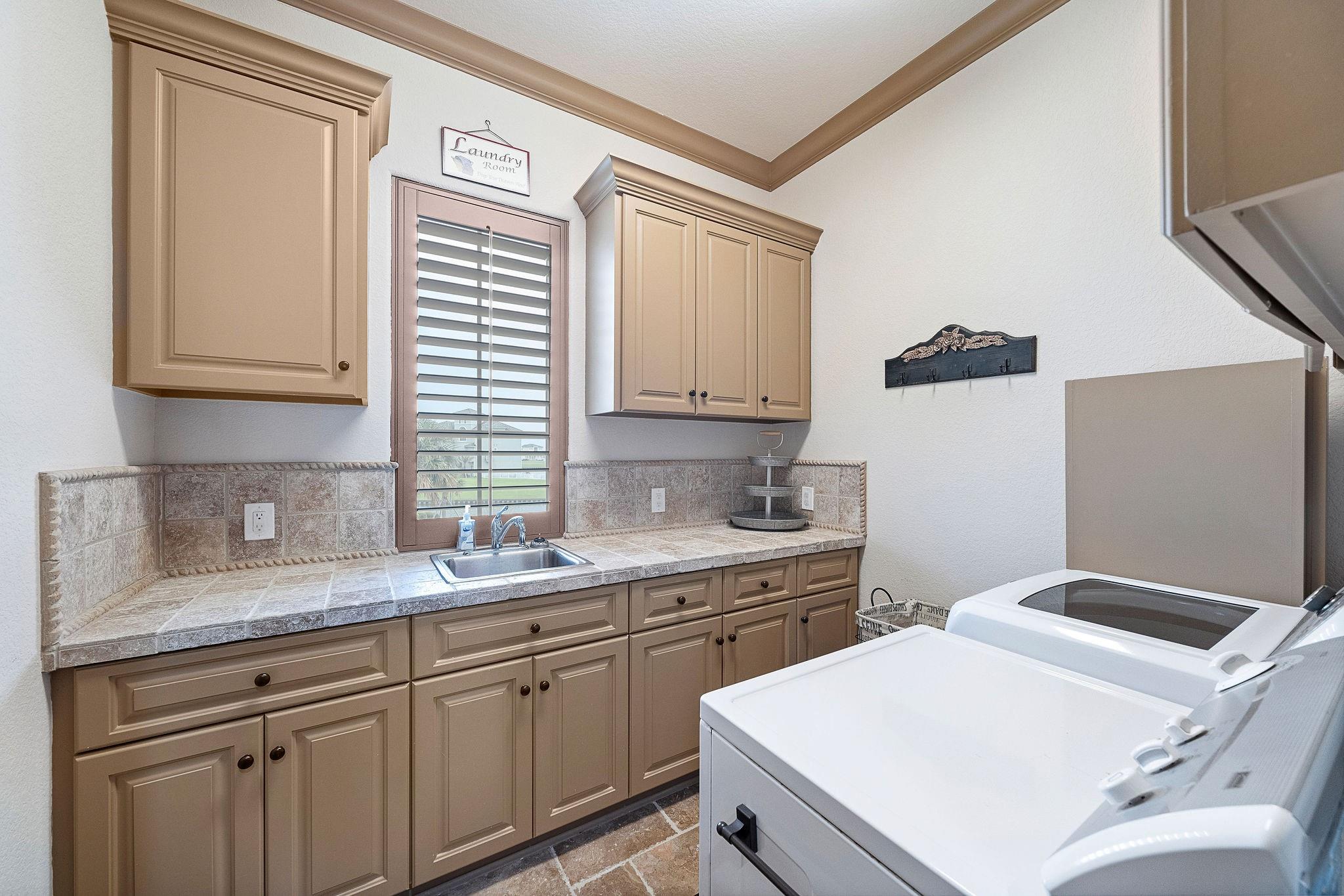 Hitchcock, Texas, 77563, United States, 4 Bedrooms Bedrooms, ,3 BathroomsBathrooms,Residential,Forsale,1953061