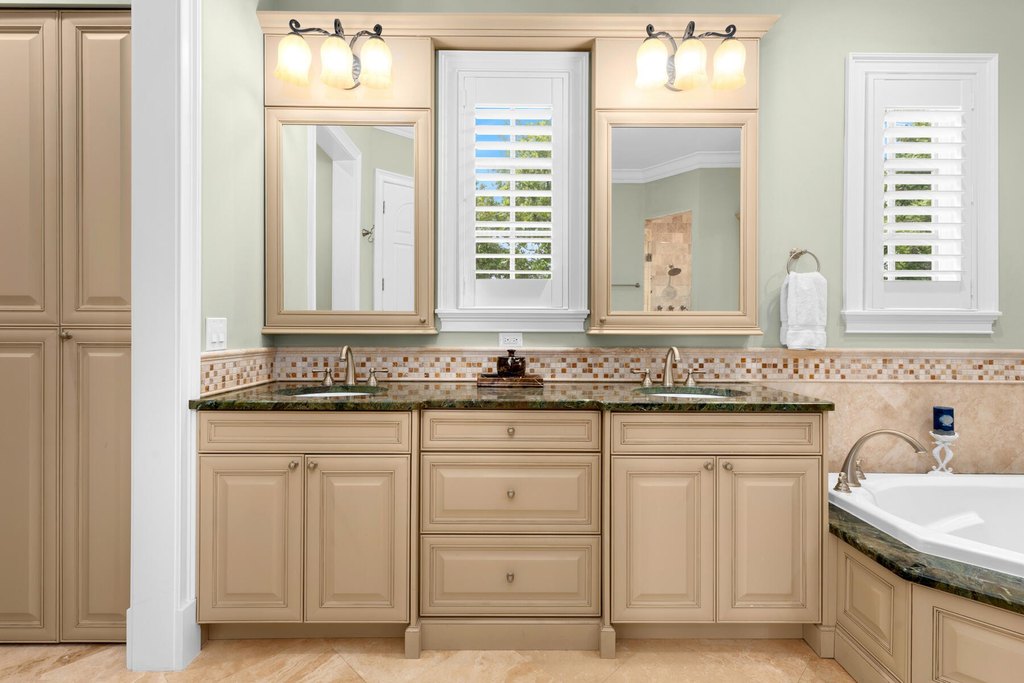 Lower Matecumbe, Florida, 33036, United States, 5 Bedrooms Bedrooms, ,5.5 BathroomsBathrooms,Residential,Forsale,1971975