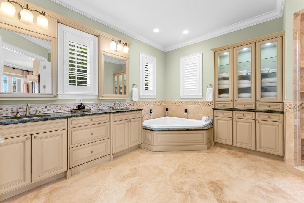 Lower Matecumbe, Florida, 33036, United States, 5 Bedrooms Bedrooms, ,5.5 BathroomsBathrooms,Residential,Forsale,1971975