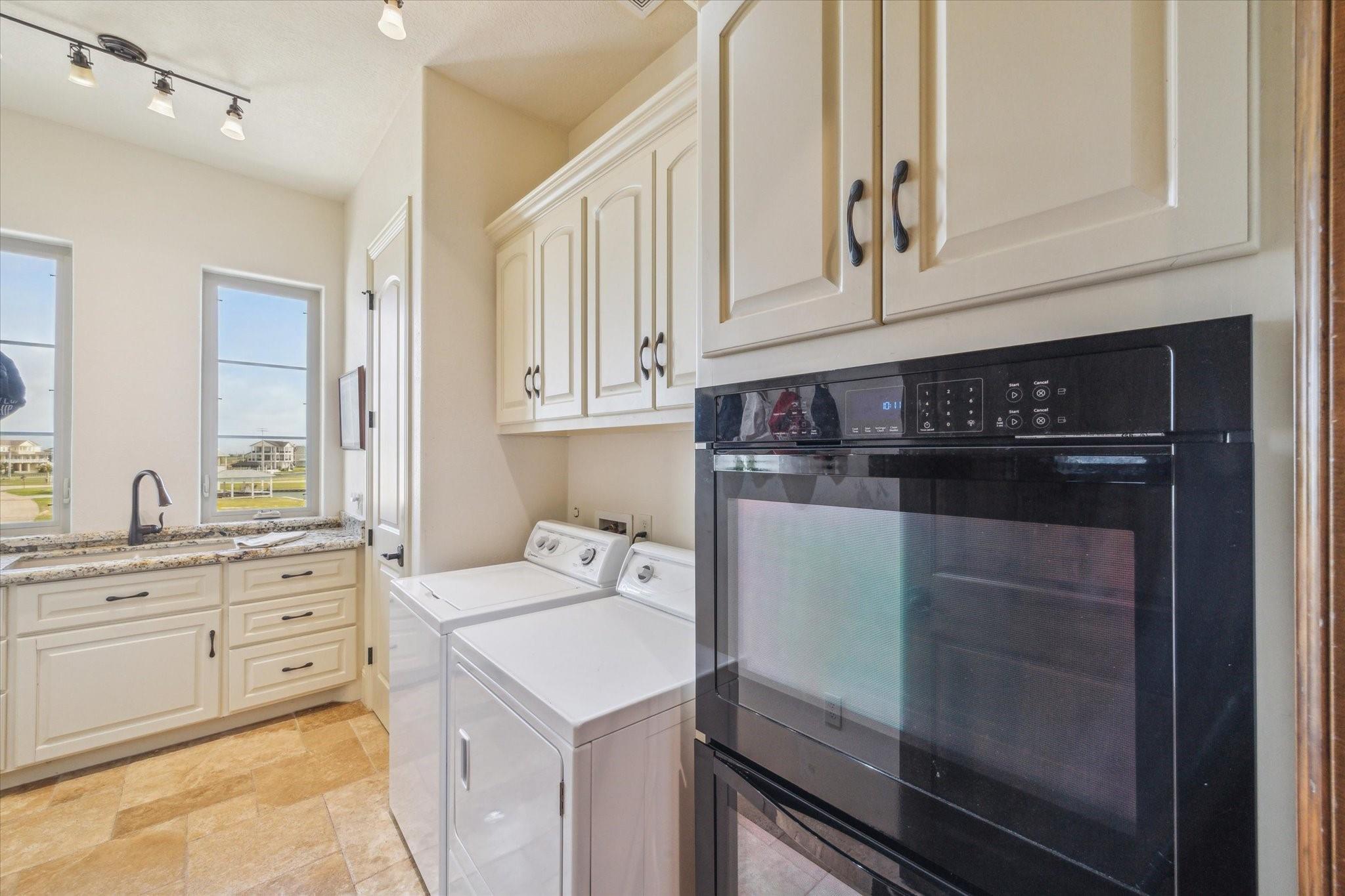 Hitchcock, Texas, 77563, United States, 4 Bedrooms Bedrooms, ,4 BathroomsBathrooms,Residential,Forsale,1953057
