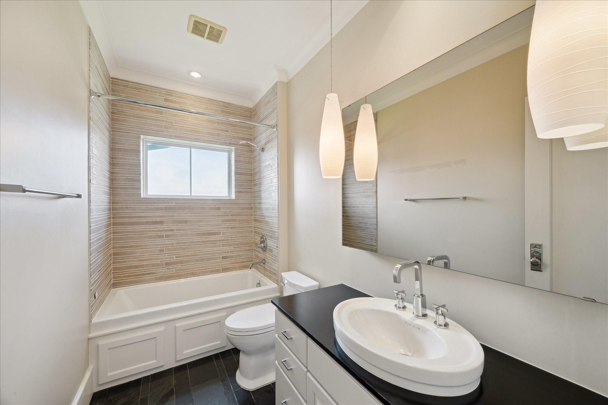 Hitchcock, Texas, 77563, United States, 4 Bedrooms Bedrooms, ,3 BathroomsBathrooms,Residential,Forsale,1953060