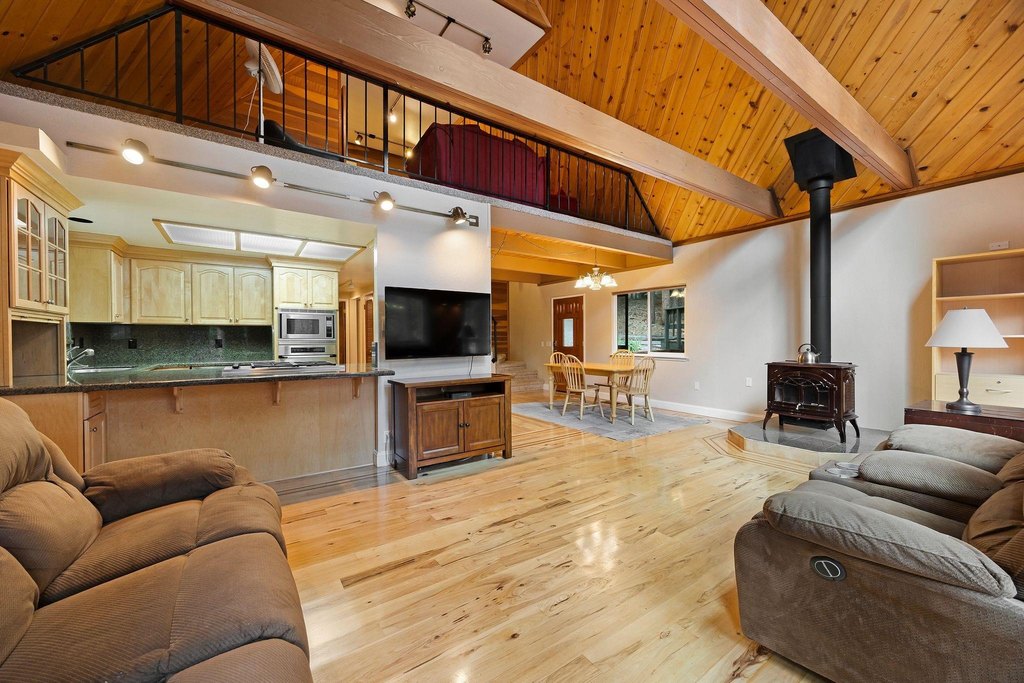 Lake Almanor, California, 96137, United States, 3 Bedrooms Bedrooms, ,2 BathroomsBathrooms,Residential,Forsale,1910297