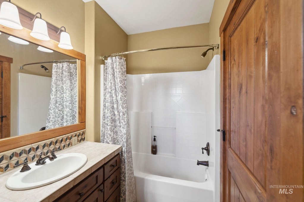 Donnelly, Idaho, 83615, United States, 2 Bedrooms Bedrooms, ,3 BathroomsBathrooms,Residential,Forsale,1889408