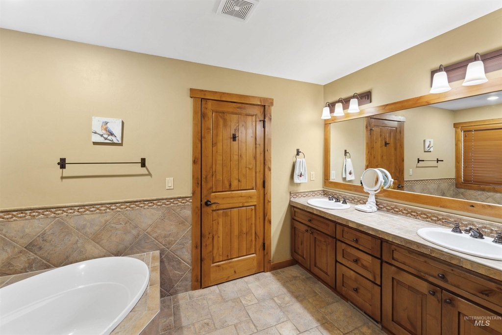 Donnelly, Idaho, 83615, United States, 2 Bedrooms Bedrooms, ,3 BathroomsBathrooms,Residential,Forsale,1889408