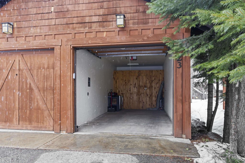 Donnelly, Idaho, 83615, United States, 2 Bedrooms Bedrooms, ,3 BathroomsBathrooms,Residential,Forsale,1889408