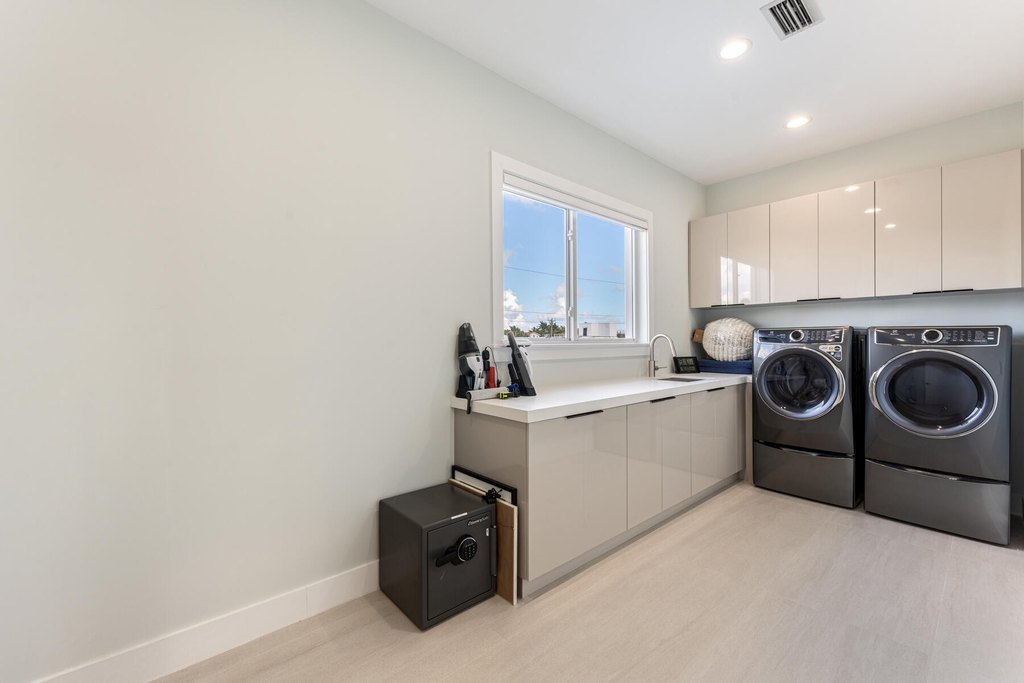 Lower Matecumbe, Florida, 33036, United States, 5 Bedrooms Bedrooms, ,5 BathroomsBathrooms,Residential,Forsale,2011118