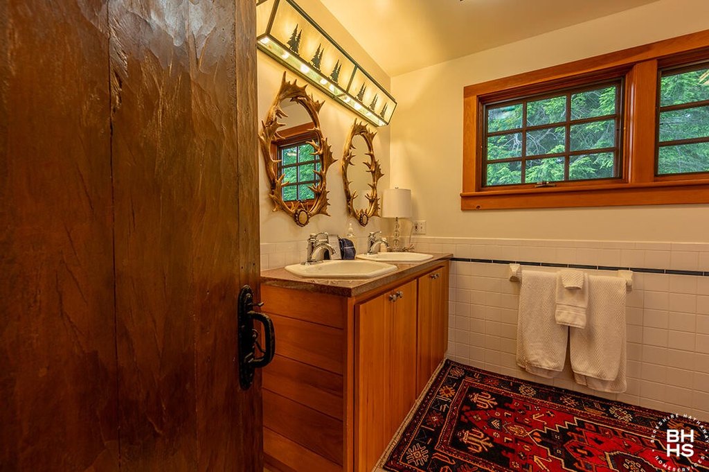 Lake Placid, New York, 12946, United States, 4 Bedrooms Bedrooms, ,3.5 BathroomsBathrooms,Residential,Forsale,1953154
