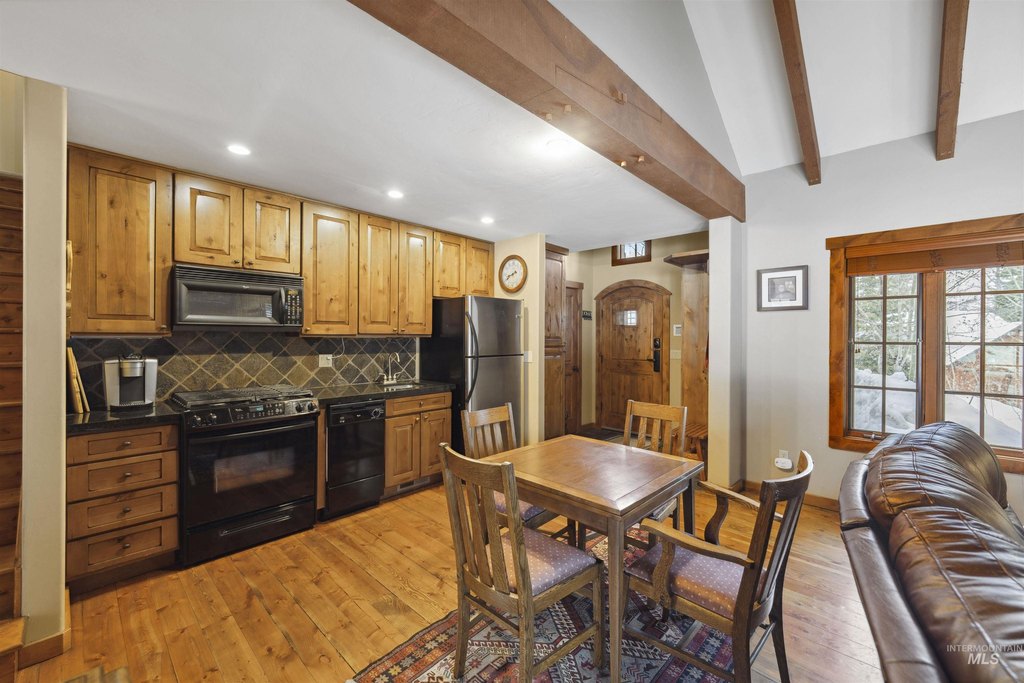 Donnelly, Idaho, 83615, United States, 2 Bedrooms Bedrooms, ,3 BathroomsBathrooms,Residential,Forsale,1889408