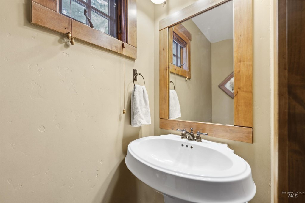 Donnelly, Idaho, 83615, United States, 2 Bedrooms Bedrooms, ,3 BathroomsBathrooms,Residential,Forsale,1889408