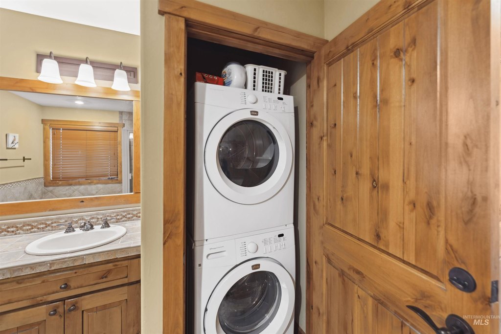 Donnelly, Idaho, 83615, United States, 2 Bedrooms Bedrooms, ,3 BathroomsBathrooms,Residential,Forsale,1889408