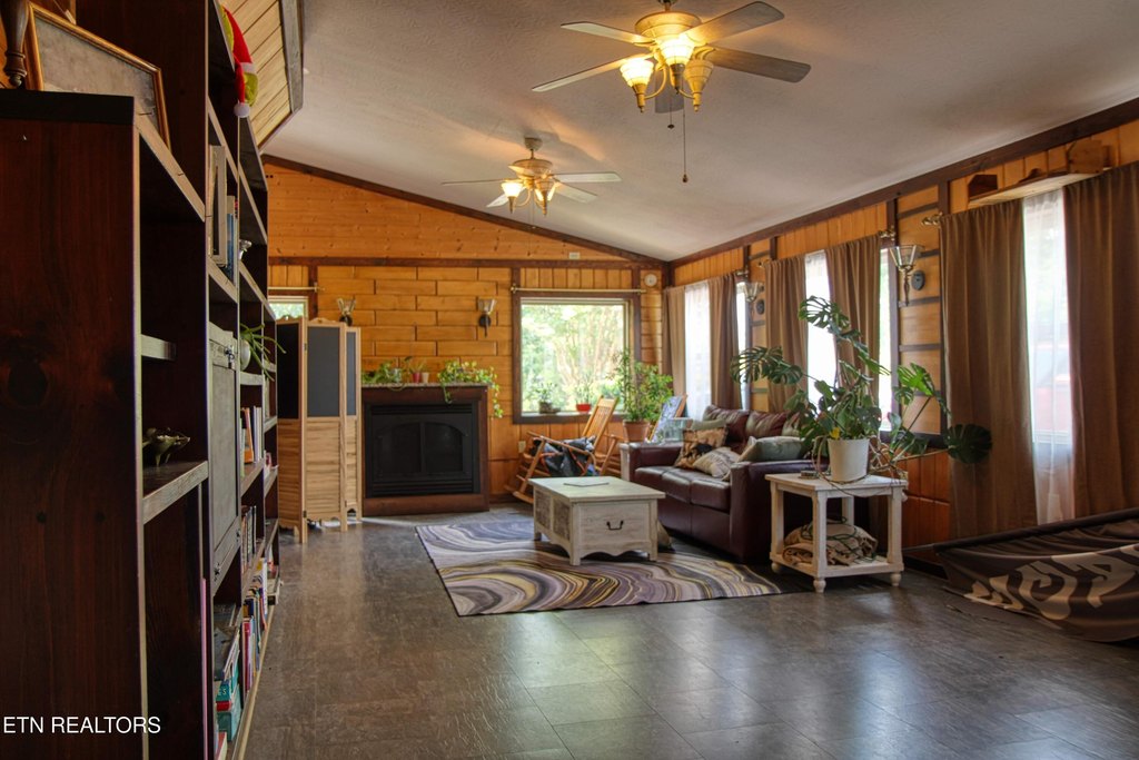 Jamestown, Tennessee, 38556, United States, 12 Bedrooms Bedrooms, ,11.5 BathroomsBathrooms,Residential,Forsale,1905421