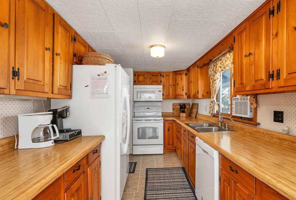 Gilford, New Hampshire, 03249, United States, 5 Bedrooms Bedrooms, ,2 BathroomsBathrooms,Residential,Forsale,1909963