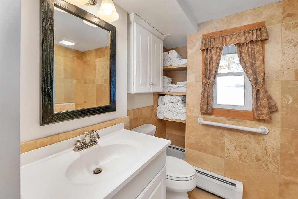 Gilford, New Hampshire, 03249, United States, 5 Bedrooms Bedrooms, ,2 BathroomsBathrooms,Residential,Forsale,1909963